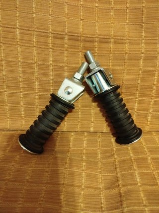 Estriberas reposapiés moto