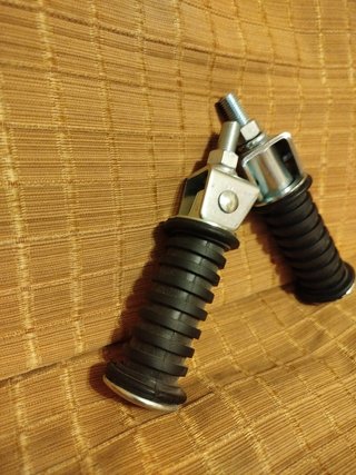 Estriberas reposapiés moto