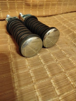 Estriberas reposapiés moto