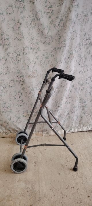 Andador anciano plegable 