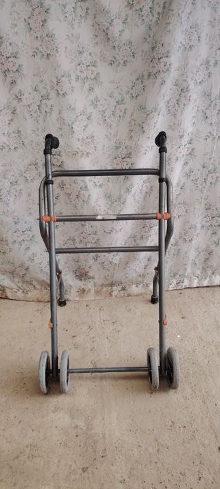Andador anciano plegable 