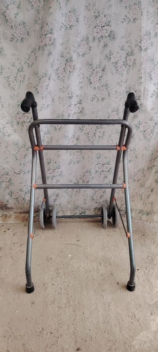 Andador anciano plegable 
