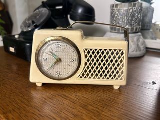Reloj despertador musical de baquelita blanca