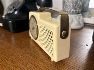Reloj despertador musical de baquelita blanca