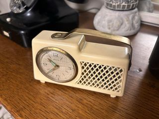 Reloj despertador musical de baquelita blanca