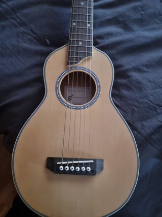 Guitarra acústica de viaje