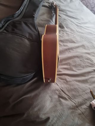 Guitarra acústica de viaje