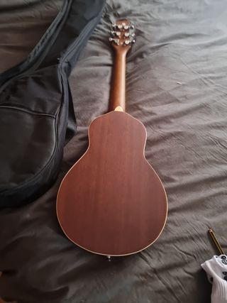 Guitarra acústica de viaje