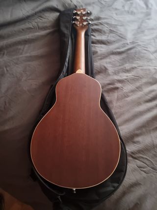 Guitarra acústica de viaje