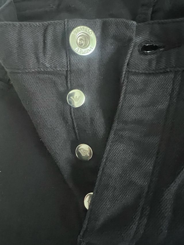 Pantalon vaquero ARMANI . Color negro