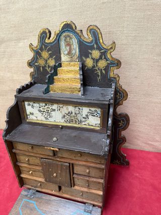 Escritorio bargueño con oratorio pintado a mano