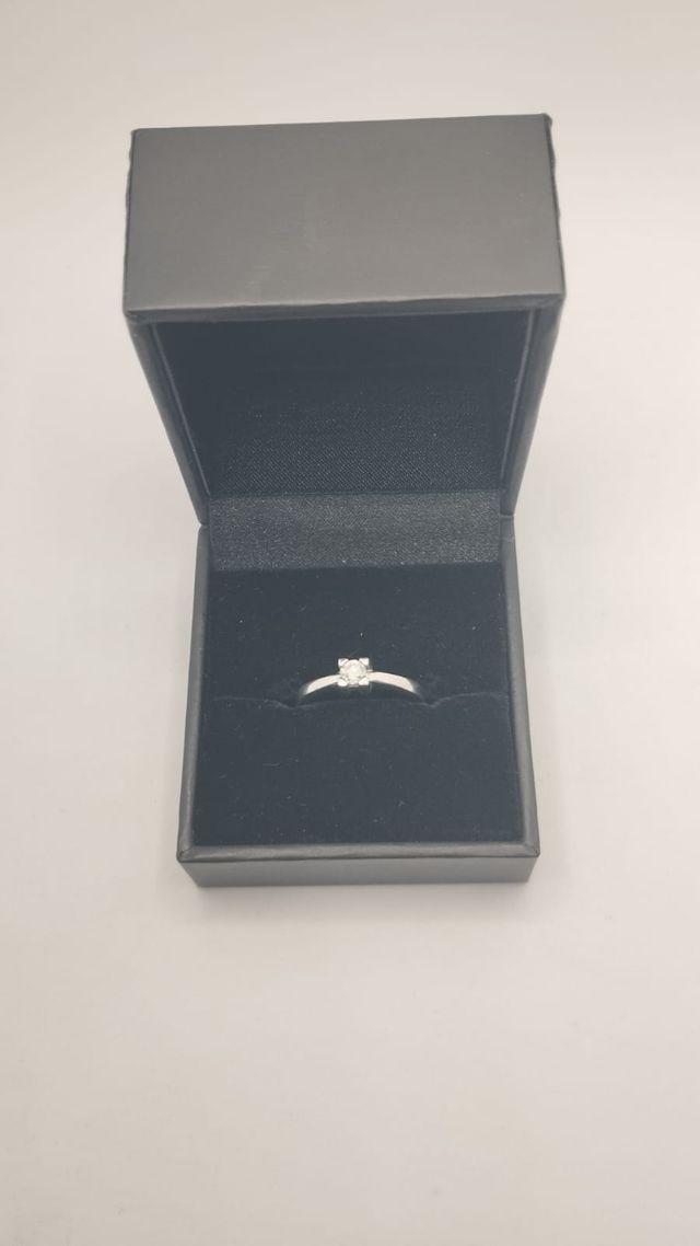 ANILLO SOLITARIO ORO BLANCO 18K Y DIAMANTE