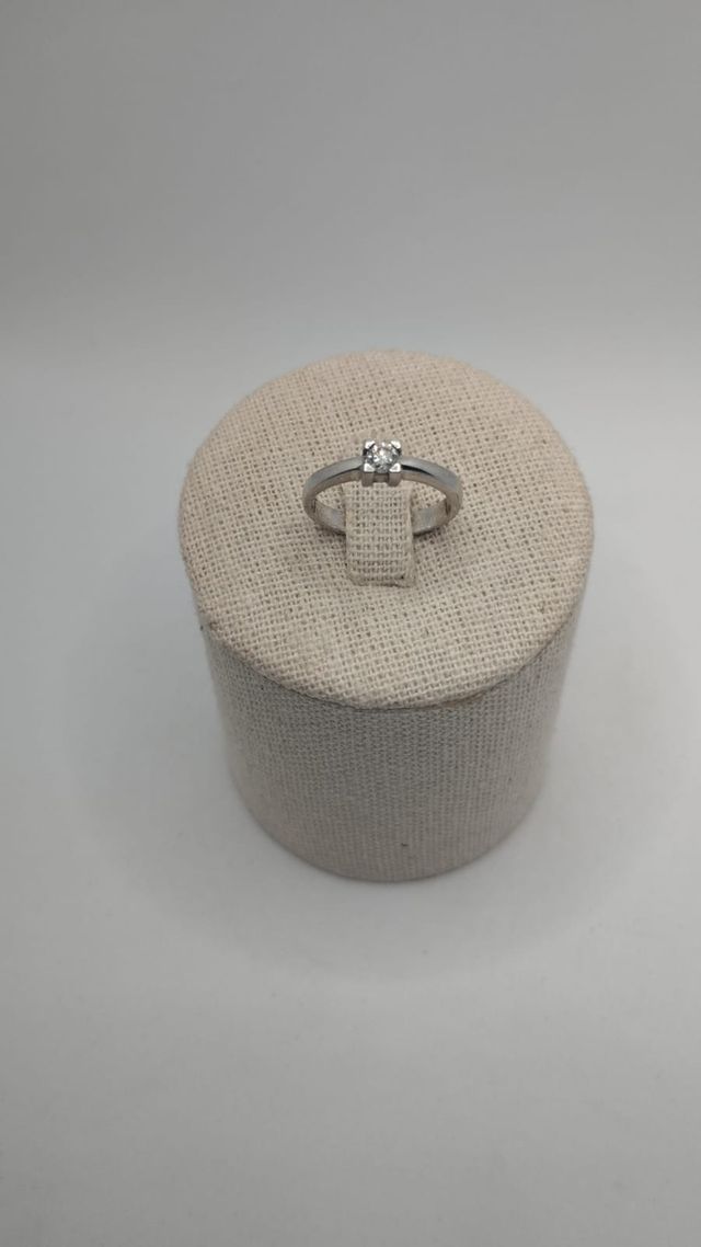 ANILLO SOLITARIO ORO BLANCO 18K Y DIAMANTE