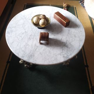 Mesa de hierro y marmol