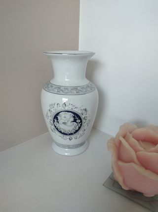 Vaso in fine porcellana 