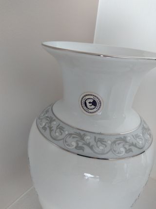 Vaso in fine porcellana 