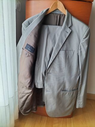 Traje gris