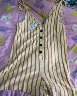 Mono corto con tirante y de botones