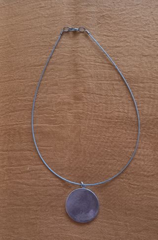 Colgante de acero flores moradas