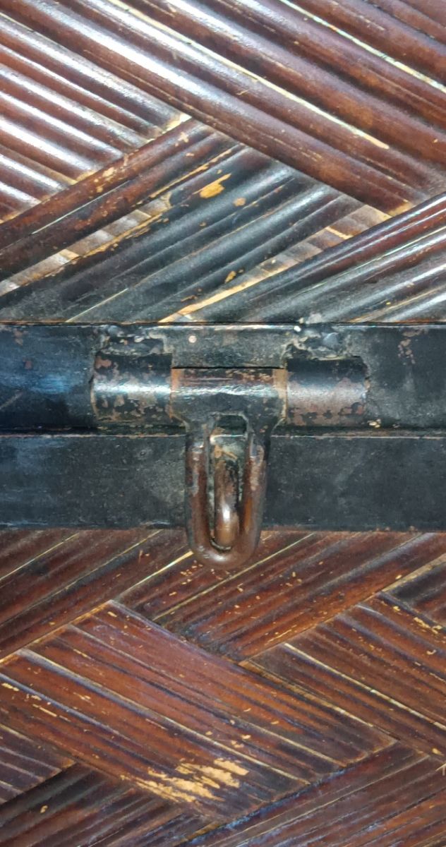 Baúl arcón de hierro y madera
