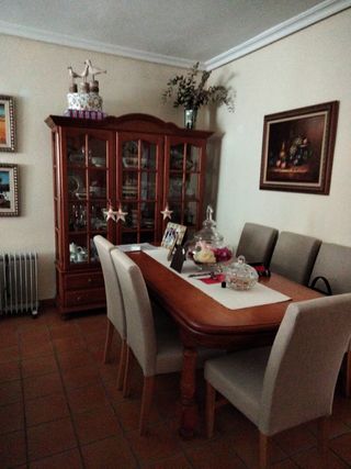 Mesa extensible más vitrina tres puertas