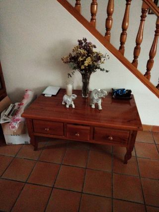 Mesa extensible más vitrina tres puertas