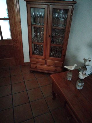 Mesa extensible más vitrina tres puertas