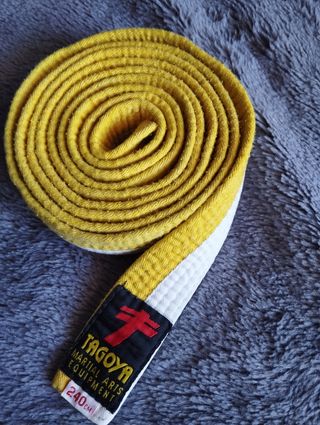 Cinturón amarillo artes marciales