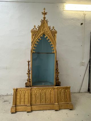 Urna neogótica dorada en oro fino,