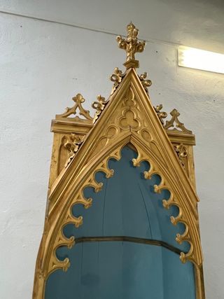 Urna neogótica dorada en oro fino,