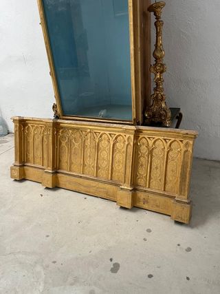 Urna neogótica dorada en oro fino,