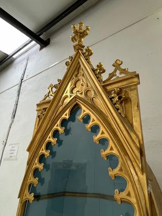 Urna neogótica dorada en oro fino,