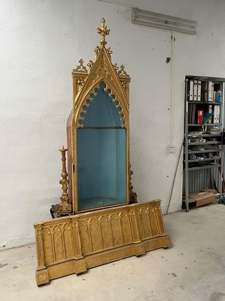 Urna neogótica dorada en oro fino,