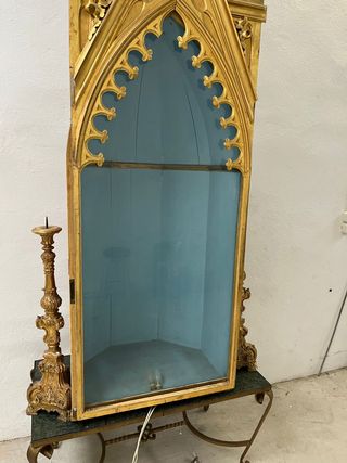 Urna neogótica dorada en oro fino,