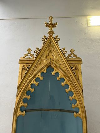 Urna neogótica dorada en oro fino,