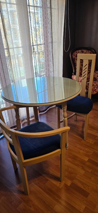 Mesa y sillas de comedor