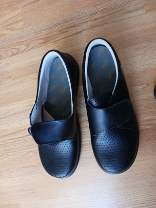Zuecos cerrado piel.