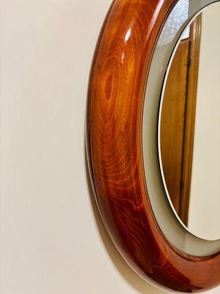 Specchio rotondo in noce chiaro.