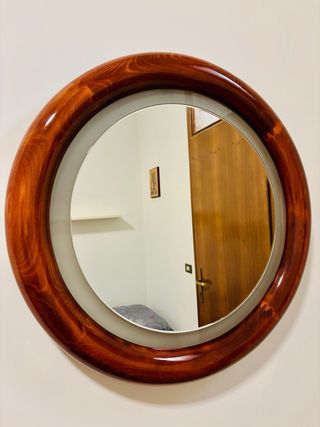 Specchio rotondo in noce chiaro.
