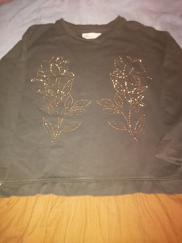 SUDADERA  con faldita unudos.