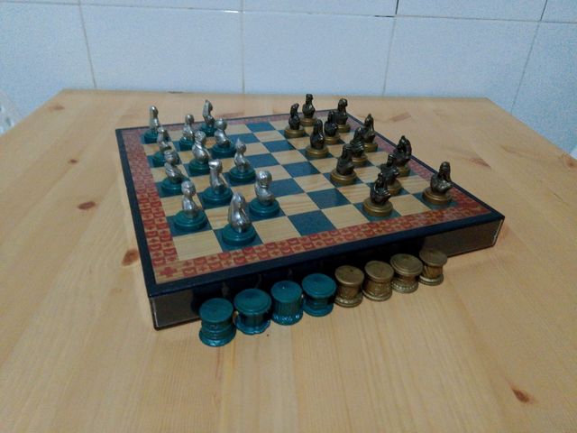 Juego de damas con piezas metalicas