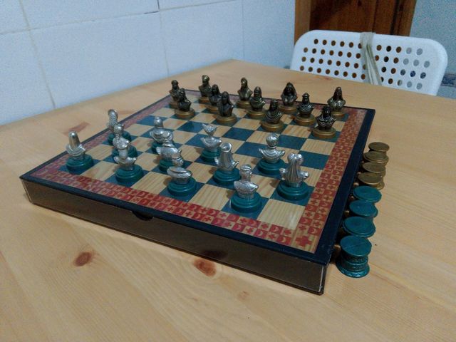 Juego de damas con piezas metalicas