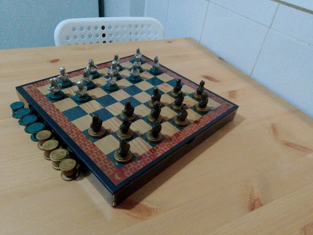 Juego de damas con piezas metalicas