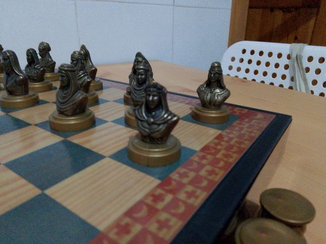 Juego de damas con piezas metalicas