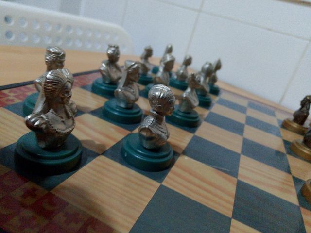 Juego de damas con piezas metalicas