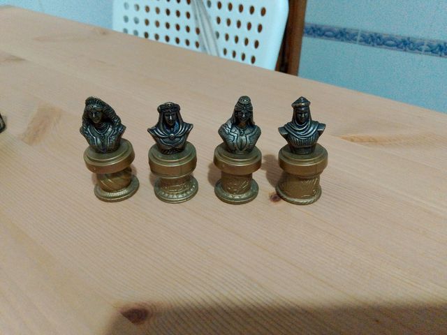Juego de damas con piezas metalicas