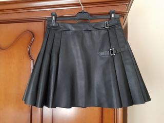 Falda polipiel negra estradivarius