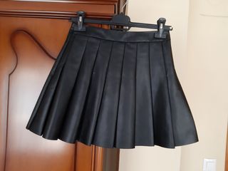 Falda polipiel negra estradivarius