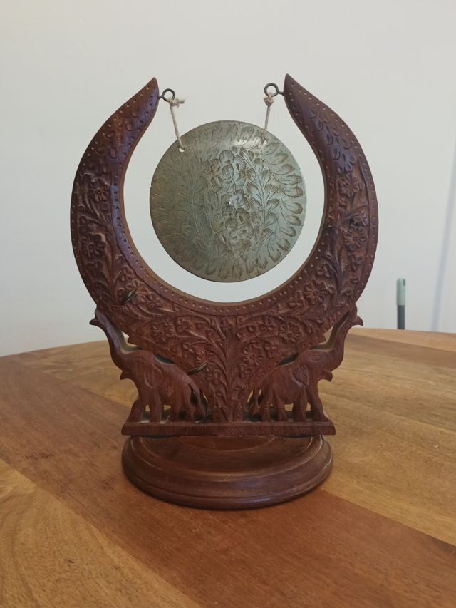 Gong de madera tallada