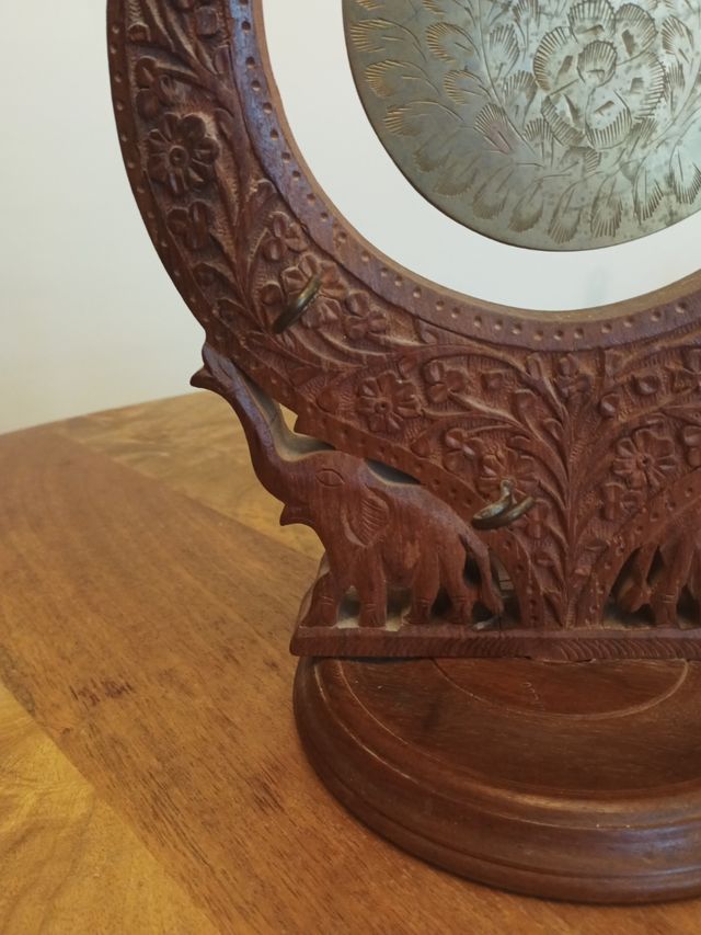 Gong de madera tallada
